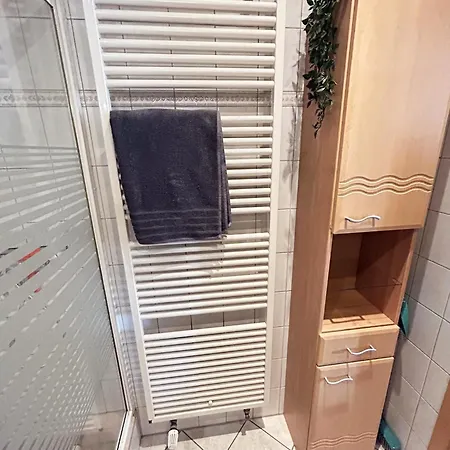 Zentrale Ferienwohnung Trier-Euren mit Heimkino, Küche&Wallbox Apartamento *