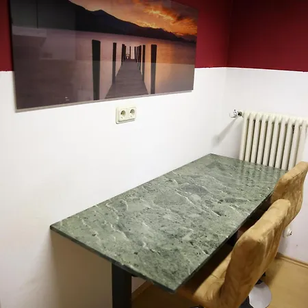 Zentrale Ferienwohnung Trier-Euren mit Heimkino, Küche&Wallbox Apartamento *